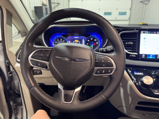 Used 2024 Chrysler Pacifica Touring-L FWD image 12