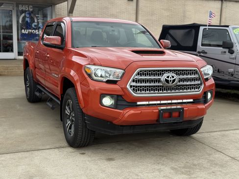 Used 2016 Toyota Tacoma TRD Sport w/ Towing Package image 3