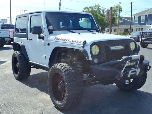 Used 2015 Jeep Wrangler Rubicon w/ Power Convenience Group AWD/4WD image 3