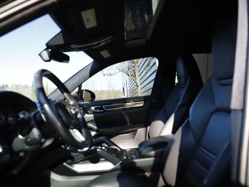 Used 2019 Porsche Cayenne Turbo image 18
