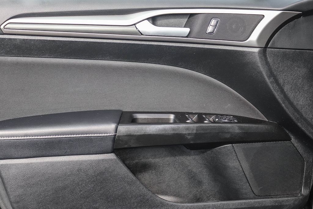Used 2017 Ford Fusion SE w/ Equipment Group 201A FWD image 21