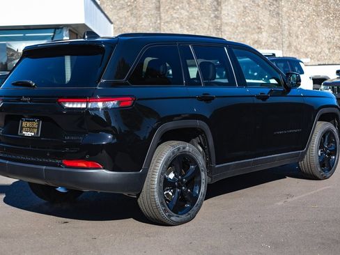 New 2025 Jeep Grand Cherokee Limited w/ Black Appearance Package image 8