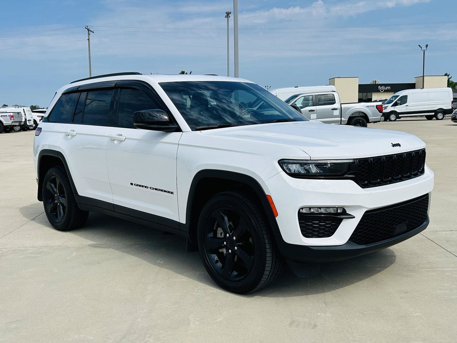 Used 2023 Jeep Grand Cherokee Limited w/ Black Appearance Package AWD/4WD image 2