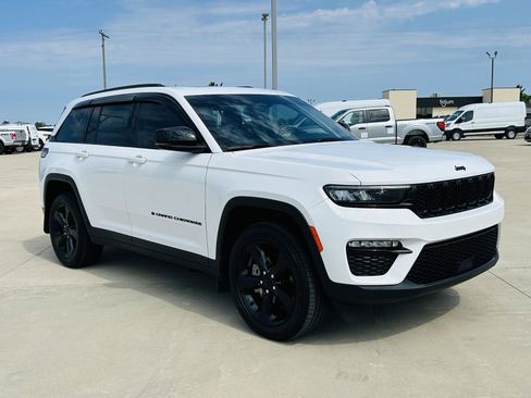 Used 2023 Jeep Grand Cherokee Limited w/ Black Appearance Package AWD/4WD image 2
