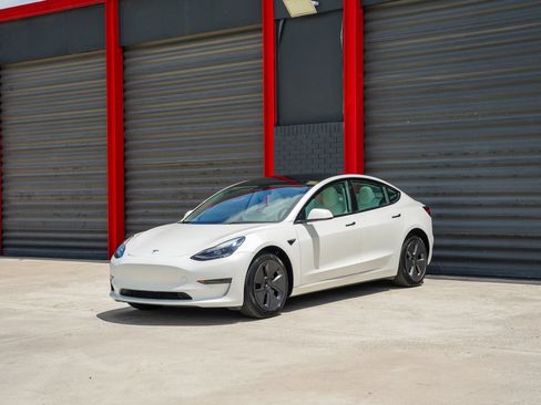 Used 2023 Tesla Model 3 Standard Range RWD image 1