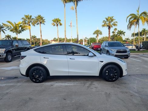 Used 2022 Tesla Model Y Long Range image 4