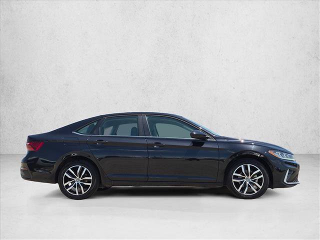 Used 2025 Volkswagen Jetta SE FWD image 4