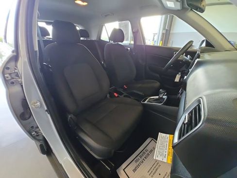 Used 2020 Hyundai Venue SE FWD image 29