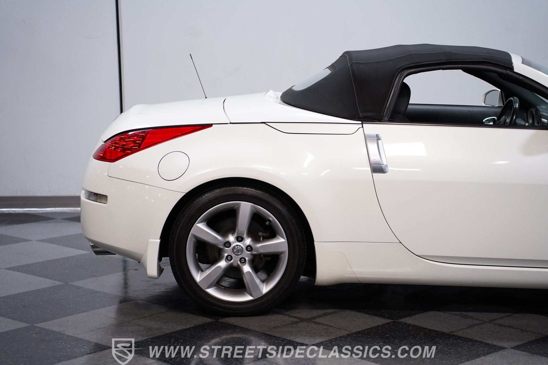 Used 2007 Nissan 350Z Touring RWD image 23