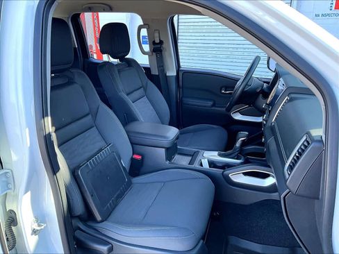 Used 2024 Nissan Frontier SV w/ Technology Package image 11