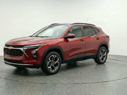 Used 2025 Chevrolet Trax LT image 3