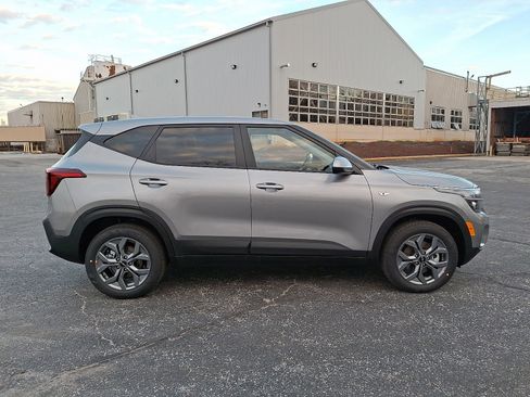 New 2026 Kia Seltos LX image 9