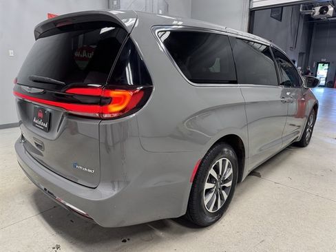 Used 2022 Chrysler Pacifica Touring-L FWD image 8