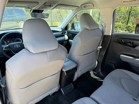 Used 2023 Toyota Highlander LE image 26