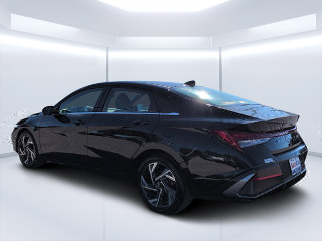 Used 2025 Hyundai Elantra SEL w/ Cargo Package FWD image 5