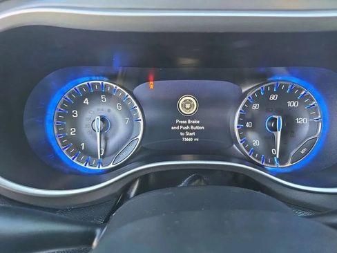 Used 2022 Chrysler Pacifica Touring-L FWD image 16