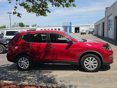 Used 2017 Nissan Rogue S AWD/4WD image 2