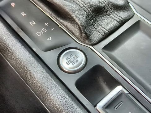 Used 2020 Volkswagen Atlas Cross Sport SE w/ Towing Package image 16