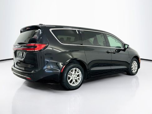 Used 2024 Chrysler Pacifica Touring-L FWD image 9