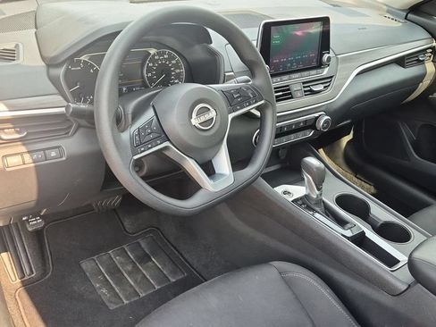 Used 2025 Nissan Altima 2.5 SV FWD image 15