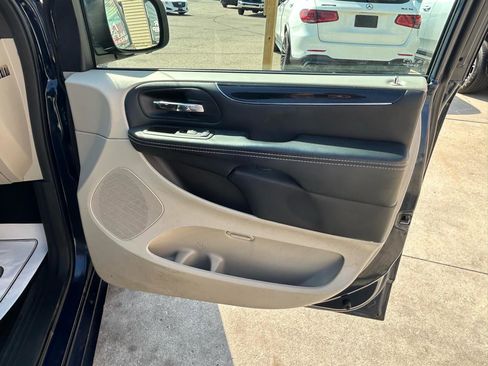 Used 2016 Dodge Grand Caravan SE FWD image 17