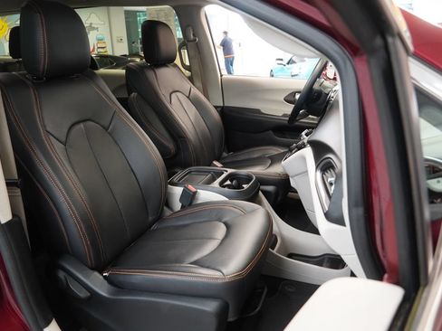 Used 2017 Chrysler Pacifica Touring-L FWD image 33