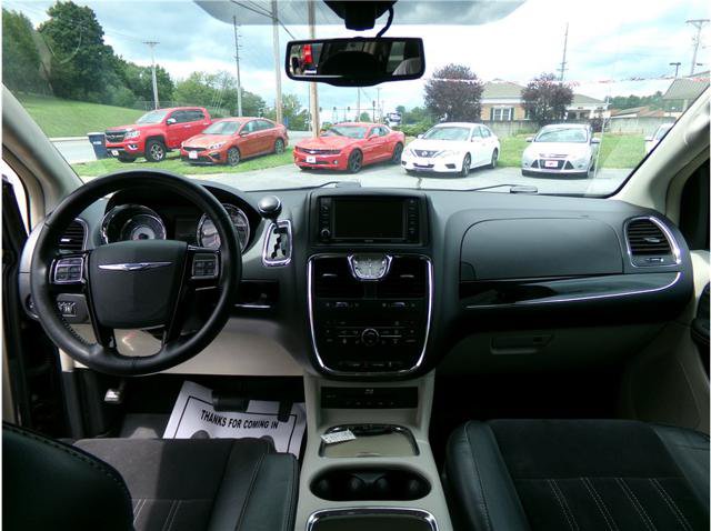 Used 2014 Chrysler Town & Country Touring-L FWD image 8