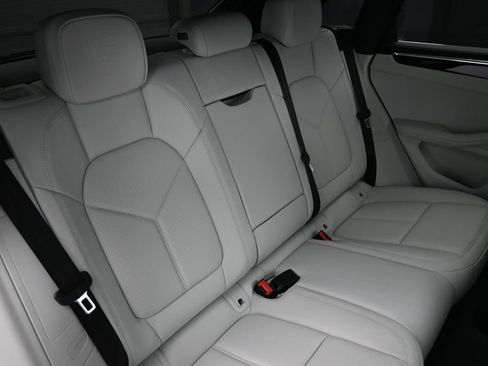 Certified 2025 Porsche Macan AWD/4WD image 28