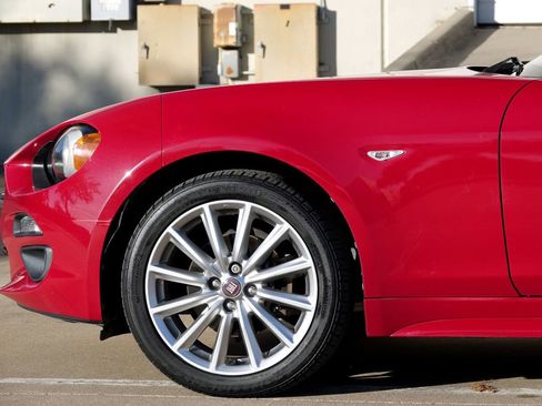 Used 2018 FIAT 124 Spider Lusso w/ Navigation & Sound Group image 20