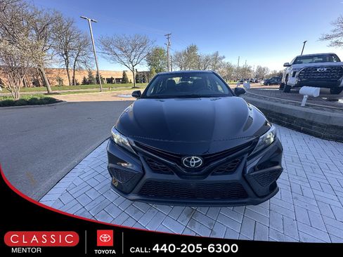 Used 2022 Toyota Camry SE image 2