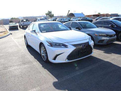 Used 2019 Lexus ES 300h Ultra Luxury w/ Accessory Package 2 FWD image 3