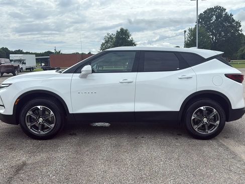 Used 2025 Chevrolet Blazer LT FWD image 2