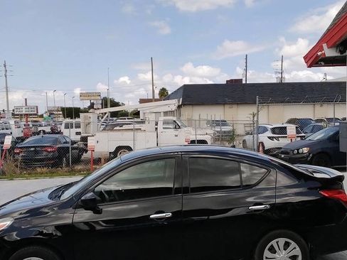 Used 2017 Nissan Versa SV image 7