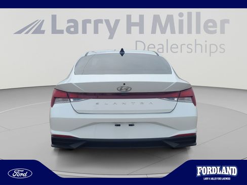 Used 2022 Hyundai Elantra SE FWD image 4