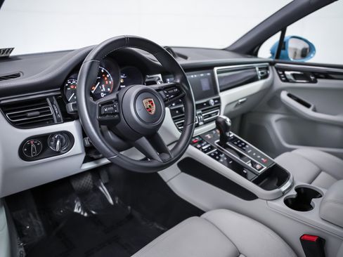 Certified 2023 Porsche Macan image 4