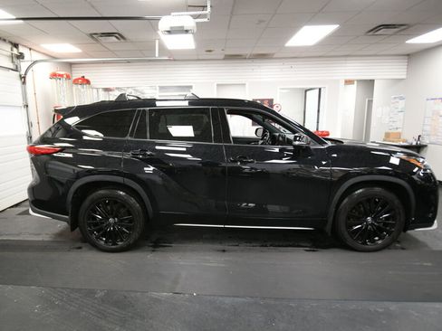 Used 2023 Toyota Highlander XSE image 9