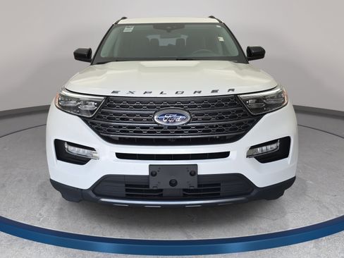 Used 2023 Ford Explorer XLT w/ Equipment Group 202A RWD image 2