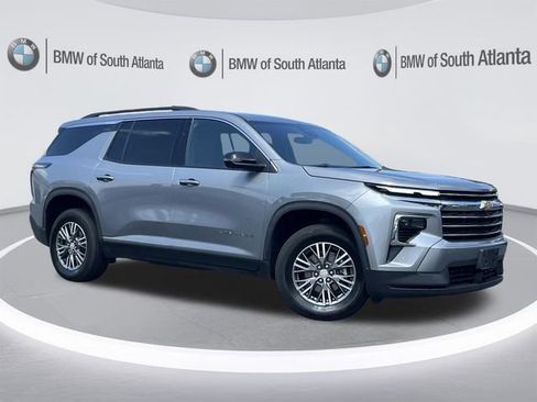 Used 2024 Chevrolet Traverse LT AWD/4WD image 2