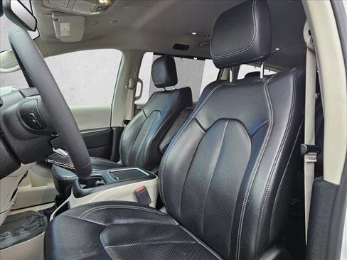 Used 2022 Chrysler Pacifica Touring-L image 20