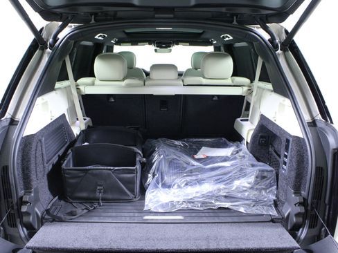 New 2026 Land Rover Range Rover Long Wheelbase SE image 9