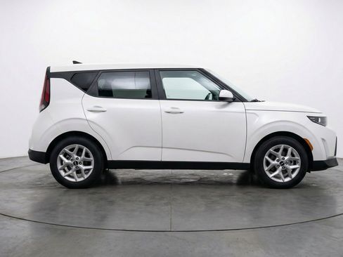 Used 2025 Kia Soul LX w/ LX Technology Package FWD image 11