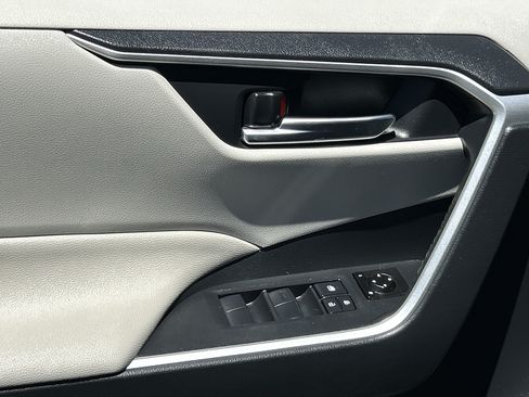 Used 2019 Toyota RAV4 XLE w/ Convenience Package FWD image 20