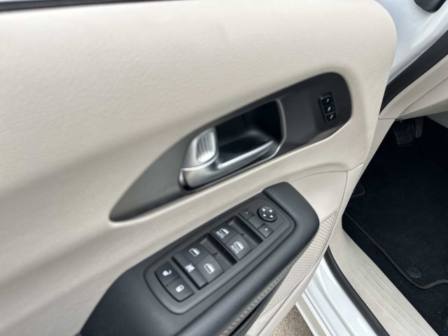 Used 2024 Chrysler Pacifica Touring-L FWD image 9
