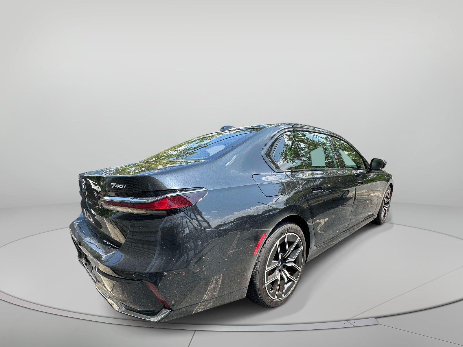 Used 2023 BMW 740i w/ Parking Assistance Package RWD image 4