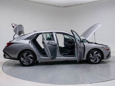 Used 2025 Hyundai Elantra SEL image 14