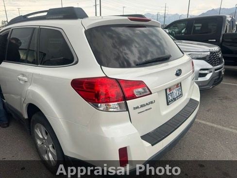 Used 2011 Subaru Outback 2.5i Premium w/ All-Weather Pkg AWD/4WD image 11