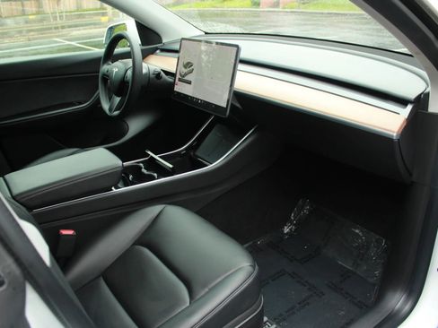 Used 2021 Tesla Model Y Long Range AWD/4WD image 23