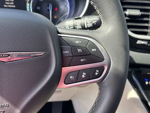 Used 2024 Chrysler Pacifica Touring-L FWD image 25