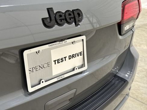 Used 2020 Jeep Grand Cherokee Altitude AWD/4WD image 32