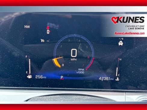 Used 2025 Chevrolet Trax LT w/ LT Convenience Package FWD image 4